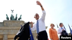 Le président américain Barack Obama avec la Chancelière allemande Angela Merkel (C) et le Maire de Berlin Klaus Wowereit (D), après son discours devant la Porte de Brandebourg à Berlin, le 19 juin 2013 (REUTERS/Michael Kappeler)