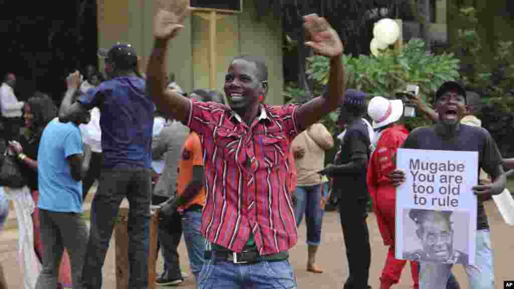Les Zimbabwéens celebrant après la démission du président Robert Mugabe, à Harare, le 21 novembre 2017.