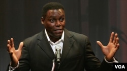 Carl Lewis asegura que aunque votaba en California, tiene dos casas en Nueva Jersey en permanecía tiempo en ambos estados.