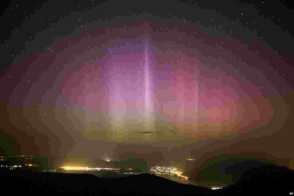 The Northern Lights (Aurora borealis) atau Cahaya Utara tampak di langit di atas Pilisszentkereszt, 26 km Budapest utara, Hungaria.