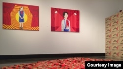 미국 워싱턴 아메리칸대학교 미술관이 에 지난 1일부터 개최한 미술전시회에 ‘초코파이 프로파간다’란 주제로 북한을 다룬 작품들이 걸려있다.