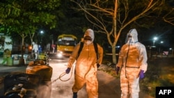 ရန်ကုန်မြို့ရှိ Quarantine စင်တာ တခုမှာ ပိုးသတ်ဆေးဖျန်းနေတဲ့ စေတနာ့ ဝန်ထမ်းတချို့။ (မေ ၀၈၊ ၂၀၂၀)