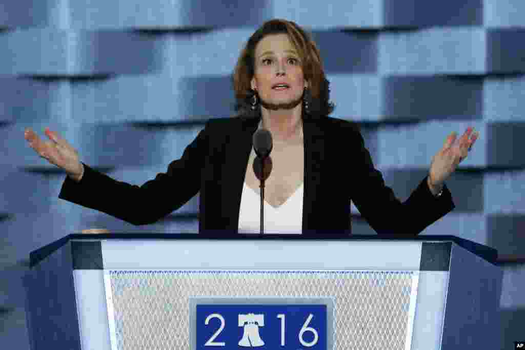 Aktris Sigourney Weaver berbicara pada hari ketiga Konvensi Nasional Partai Demokrat di Philadelphia, Rabu (27/7). (AP/J. Scott Applewhite)