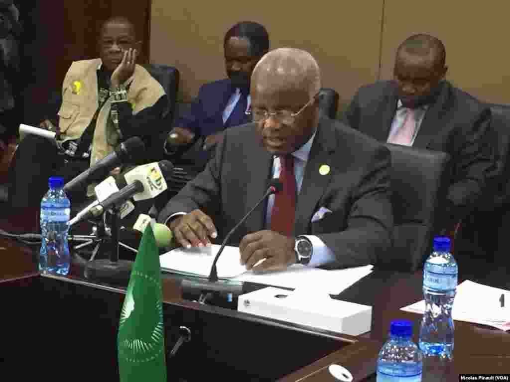 Jean Eyeghé Ndong, chef de la mission d'observation de l'Union africaine au Niger, s'exprime à Niamey le 20 février 2016. Il a appelé au respect de la démocratie. (VOA/Nicolas Pinault)