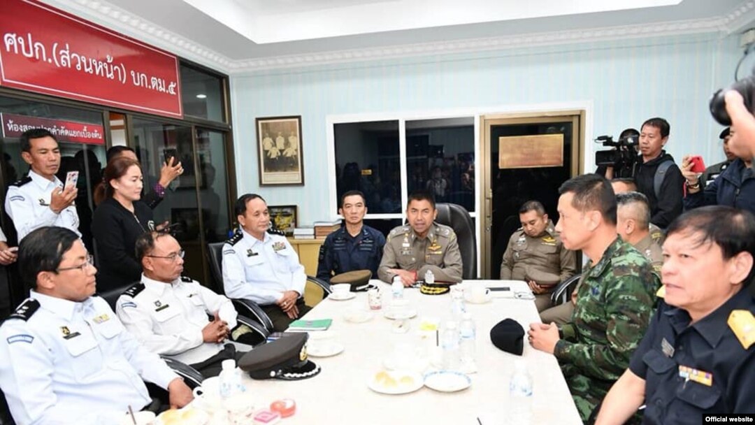 ထိုင်းနိုင်ငံက တရားမဝင်လာရောက်သူ ၈၀ ကျော်က မြန်မာက ထိုင်းဘက်သို့ တရားဝင်လွှဲပြောင်းပေးအပ်စဉ်။ (ဓာတ်ပုံ-ထိုင်းရဲတပ်ဖွဲ့/ ဖေဖော်ဝါရီ ၇၊ ၂၀၁၉)