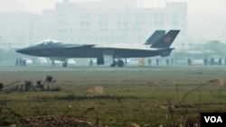 Pesawat tempur J-20 Tiongkok terlihat di Chengdu, provinsi Sichuan, beberapa pekan lalu.