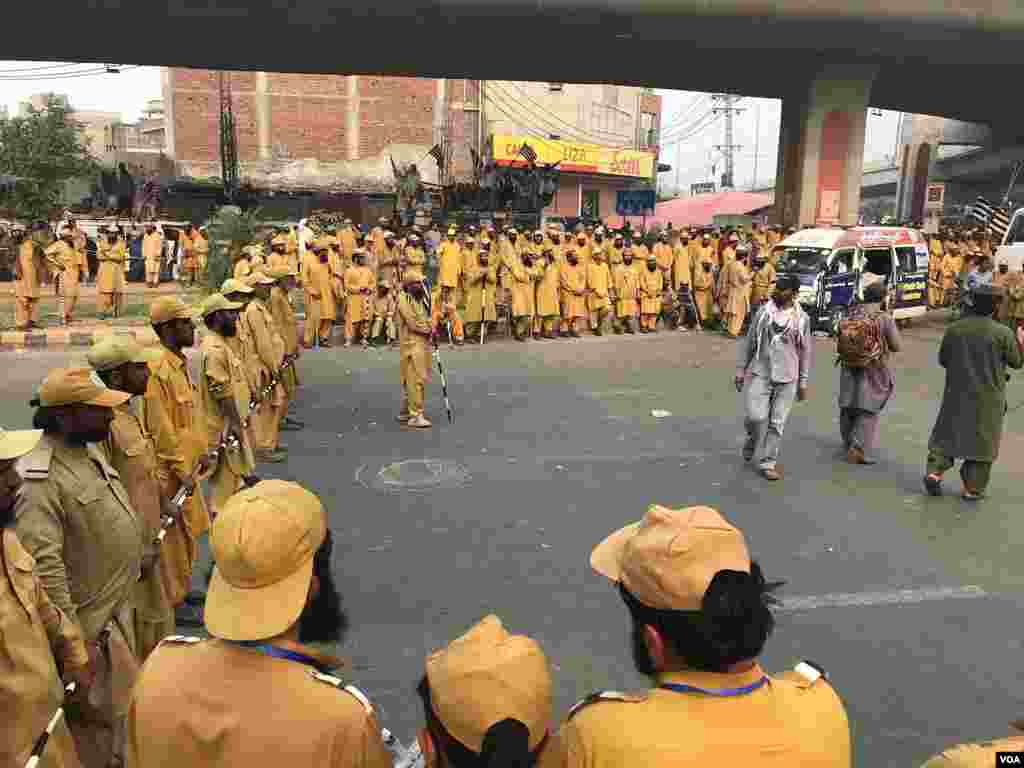 ان رضاکاروں کی وردی کا رنگ خاکی ہوتا ہے جب کہ کالے رنگ کے بند جوتے پہنے ان نوجوانوں کو ایک بیج بھی دیا جاتا ہے جس پر ان کا عہدہ اور حلقہ نمبر درج ہوتا ہے۔