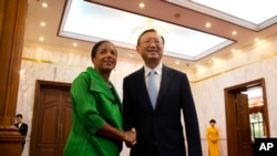 Penasihat keamanan nasional AS Susan Rice (kiri) berjabat tangan dengan diplomat China Yang Jiechi di Beijing, China (28/8).
