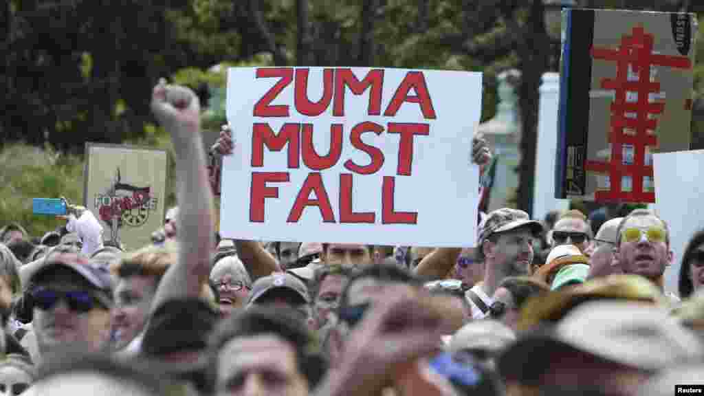 Des manifestations contre le president Jacob Zuma accuse détournement des fonds publics pour la construction de sa résidence privée dans son village natal, 2015