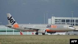 Pesawat Airbus A321-200 milik Jetstar siap lepas landas dari bandar udara Melbourne. (Foto: Dok)