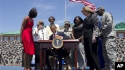 Presiden Obama menandatangani surat perintah untuk memberikan informasi dan proteksi pendidikan bagi tentara dan keluarganya di Pusat Divisi Infanteri AS di Fort Steward, Ga (27/4) 
