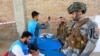 Polisi Afghanistan tiba untuk memberikan suara mereka dalam pemilihan presiden di Jalalabad, Afghanistan 28 September 2019. (Foto: Reuters/Parwiz)