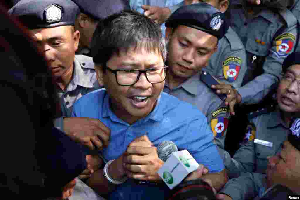 អ្នក​កាសែត​ Reuters លោក Wa Lone បាន​មកដល់​តុលាការ​ទីក្រុង​រ៉ងហ្គូន​ប្រទេស​មីយ៉ាន់ម៉ា។ លោក Wa Lone និង​អ្នកកាសែត​ Reuters ផ្សេងទៀត​គឺ​លោក Kyaw Soe Oo ត្រូវ​បាន​ចោទ​ប្រកាន់​ពី​បទ​ល្មើស​នឹង​ច្បាប់​ប្រទេស​ Official Secrets Act ជិត​មួយ​ខែបន្ទាប់​ពី​មន្រ្តី​ប៉ូលិស​ពីរ​នាក់​ប្រគល់ឯកសារសម្ងាត់ឲ្យ។