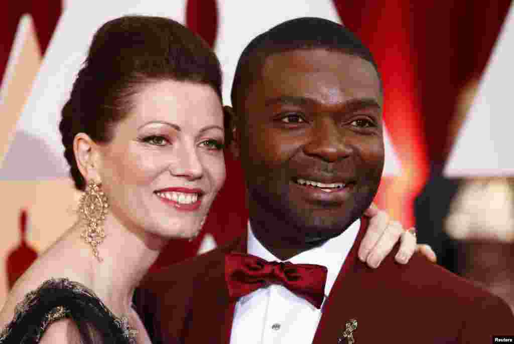 Acteur David Oyelowo du meilleur film métrage nominé "Selma" et son épouse Jessica aux 87e Oscars à Hollywood, Californie, le 22 février 2015.