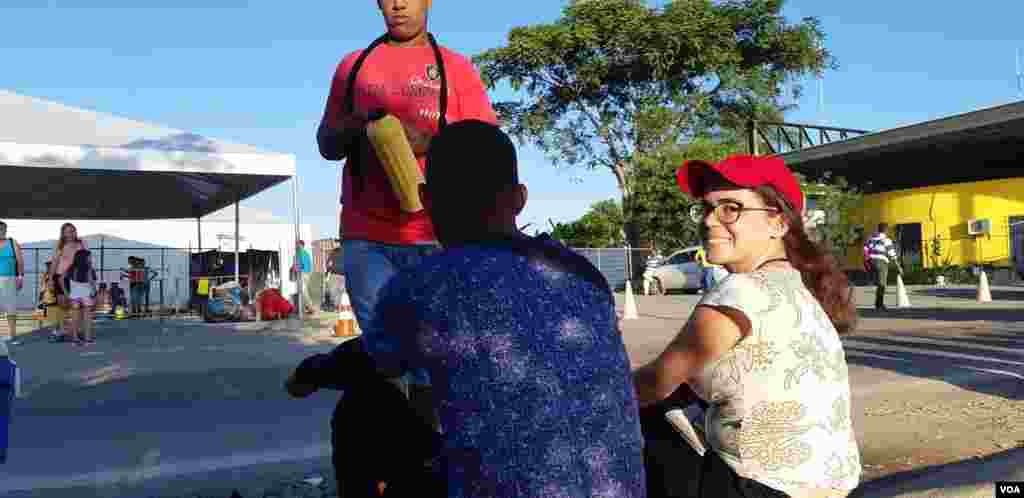 VOA Noticias Celia Mendoza y Alejandra Arredondo pasaron 11 días en las líneas fronterizas entre Venezuela, Brasil, Colombia y Ecuador informando sobre el éxodo de venezolanos en la región. (Alejandra Arredondo, Celia Mendoza – VOA) 