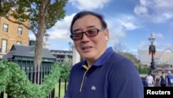 Penulis Cina-Australia Yang Hengjun terlihat di lokasi tak dikenal dalam gambar yang diambil dari video tak bertanggal, melalui media sosial. (Twitter)