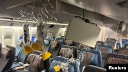 Interior pesawat Singapore Airlines penerbangan SQ321 yang "porak poranda", difoto setelah pendaratan darurat di Bandara Internasional Suvarnabhumi di Bangkok, Thailand. 