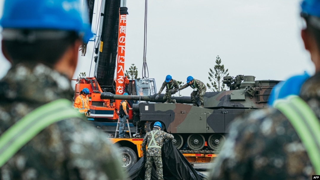 台灣國防部2024年12月16日發布照片顯示，台灣士兵在新竹陸軍裝甲訓練中心將一輛美製M1A2艾布拉姆斯主戰坦克固定到一輛拖車上。台灣已從美國接收了38輛艾布拉姆斯主戰坦克，以增強其軍事能力應對中國的潛在攻擊。