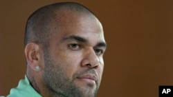 ARCHIVO - El brasileño Dani Alves escucha una pregunta durante una conferencia de prensa la víspera de un juego del Grupo G del Mundial entre Brasil y Camerún, en Doha, Qatar, en diciembre de 2022.