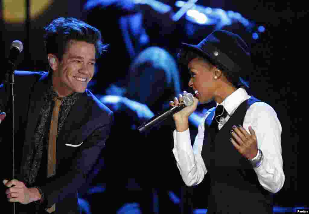 Nate Ruess (kiri) dari grup band 'Fun' tampil bersama Janelle Monae pada saat acara Nominasi Grammy Awards di Nashville, Tennessee, 5 Desember lalu.