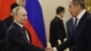 Le président russe Vladimir Poutine (à g.) serre la main du ministre des Affaires étrangères Sergueï Lavrov au Kremlin à Moscou, le 21 mars 2023.