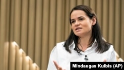 Sviatlana Tsikhanouskaya, mantan kandidat untuk pemilihan presiden Belarusia berbicara saat wawancara dengan Associated Press di Vilnius, Lithuania, Selasa, 1 September 2020. (Foto: AP/Mindaugas Kulbis)