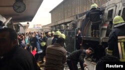 Les forces de sécurité égyptiennes sur les lieux où un incendie a fait des morts et des blessés à la gare principale du Caire, en Égypte, le 27 février 2019.