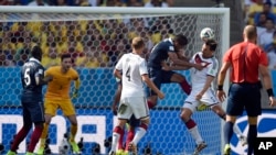 Pemain Jerman Mats Hummels (jersey warna putih) menyundul bola dari hasil umpan tendangan bebas oleh Toni Kroos di menit ke-12 (4/7).