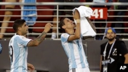 Con goles de Ángel Di María y Ever Banega, los argentinos se impusieron ante los chilenos.