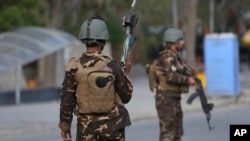 Personal de seguridad afgano llega al Ministerio de Telecomunicaciones durante un tiroteo con insurgentes en Kabul, Afganistán, el sábado 20 de abril de 2019.