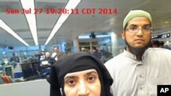 Cette photo, prise le 27 juillet 2014, a été fournie par le ‘US Customs and Border Protection’. Elle montre Tashfeen Malik, à gauche, et Syed Farook, à l'aéroport international O'Hare de Chicago.