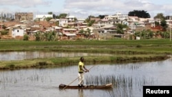 Un homme sur son bateau de pêcheur dans la capitale Antananarivo, à Madagascar, le 30 octobre 2013.