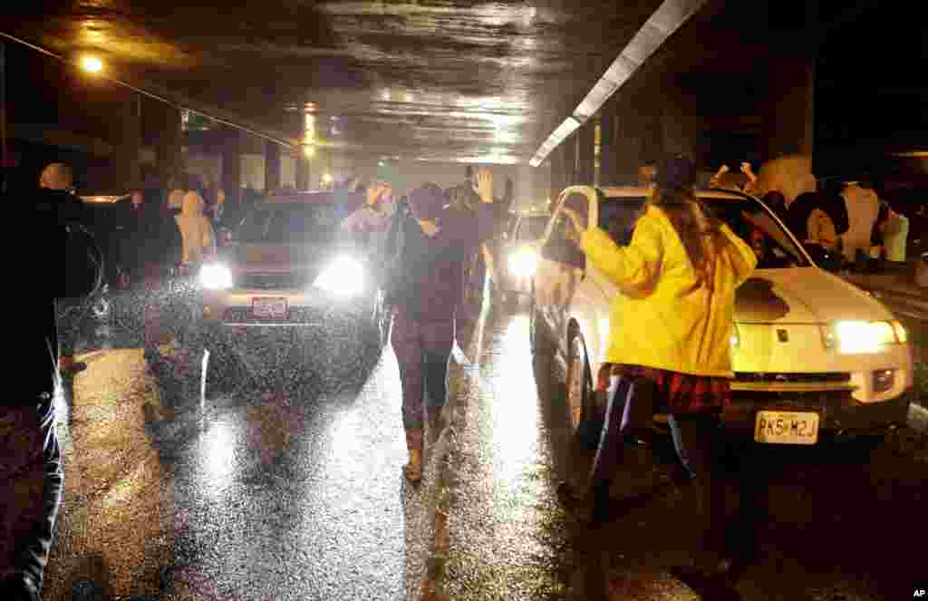 Para demonstran memblokir jalan saat berbaris untuk memprotes penembakan Michael Brown, di St. Louis, Missouri (23/11). (AP/David Goldman)