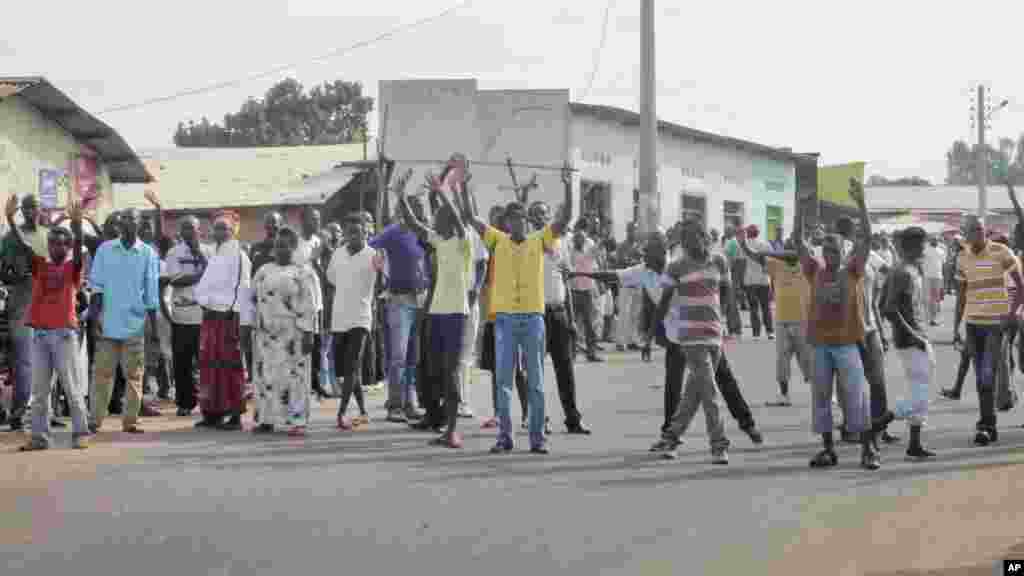 Des partisans de l'opposition, mains levées, protestent dans la capitale Bujumbura, Burundi, lundi 27 avril 2015.