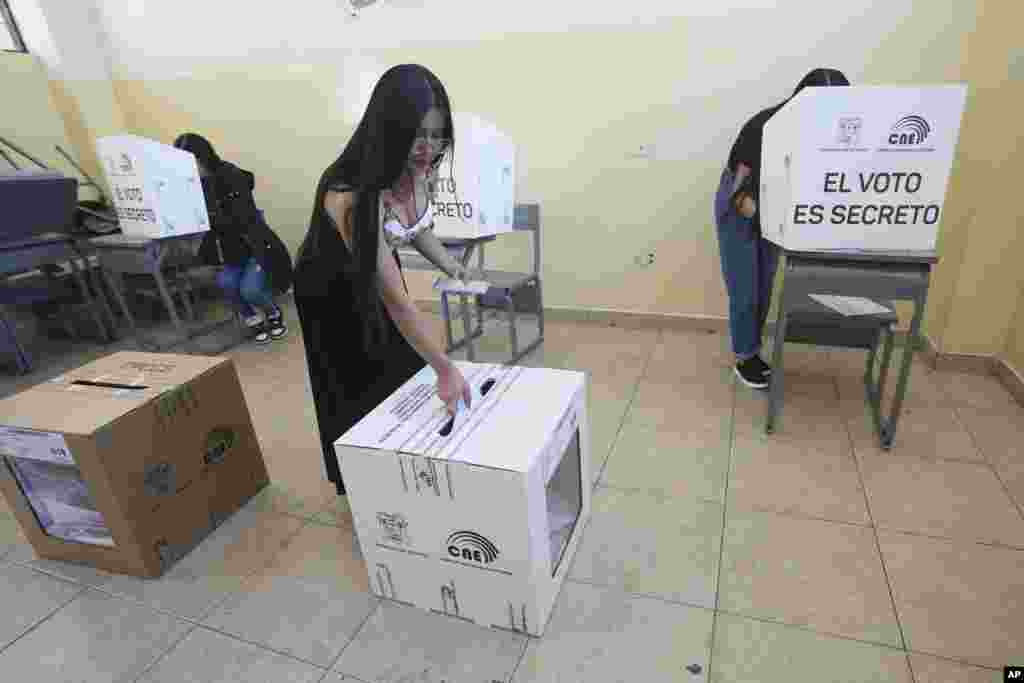Una mujer ecuatoriana deposita su voto durante las elecciones de medio término y un referendo nacional en Quito, Ecuador, el 5 de febrero de 2023.