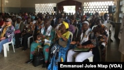 Les militants du RDPC à Mbalmayo, l’un des bastions du parti au pouvoir, au Cameroun, le 16 avril 2018. (VOA/Emmanuel Jules Ntap)