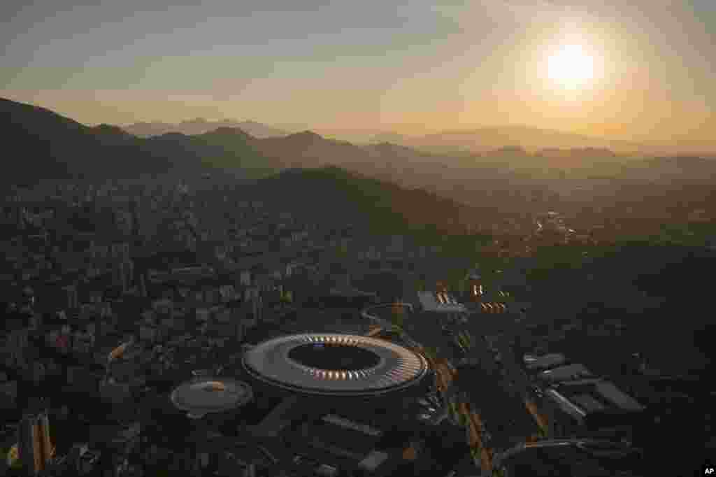 Stadion Maracana di Rio de Janeiro, Brazil, tempat final Piala Dunia berlangsung pada 13 Juli, bermandikan sinar matahari terbenam. (AP/Felipe Dana)