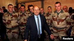 Menhan Perancis Jean-Yves Le Drian (tengah) mengunjungi para tentara Perancis yang akan diberangkatkan ke Mali di Miramas, Perancis (25/1). 