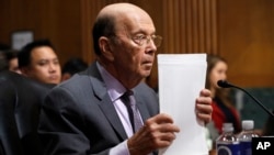 美國商務部長羅斯星期三出席參議院聽證會回答問題