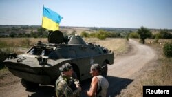Tentara Ukraina di kendaraan berlapis baja mereka di kamp dekat Donetsk 2 September 2014. 