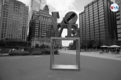 La escultura LOVE, de la plaza John F. Kennedy, es uno de los lugares preferidos para tomarse fotos, tanto por los turistas como quienes viven en Filadelfia. [Foto tomada el miércoles 27 de mayo de 2020]