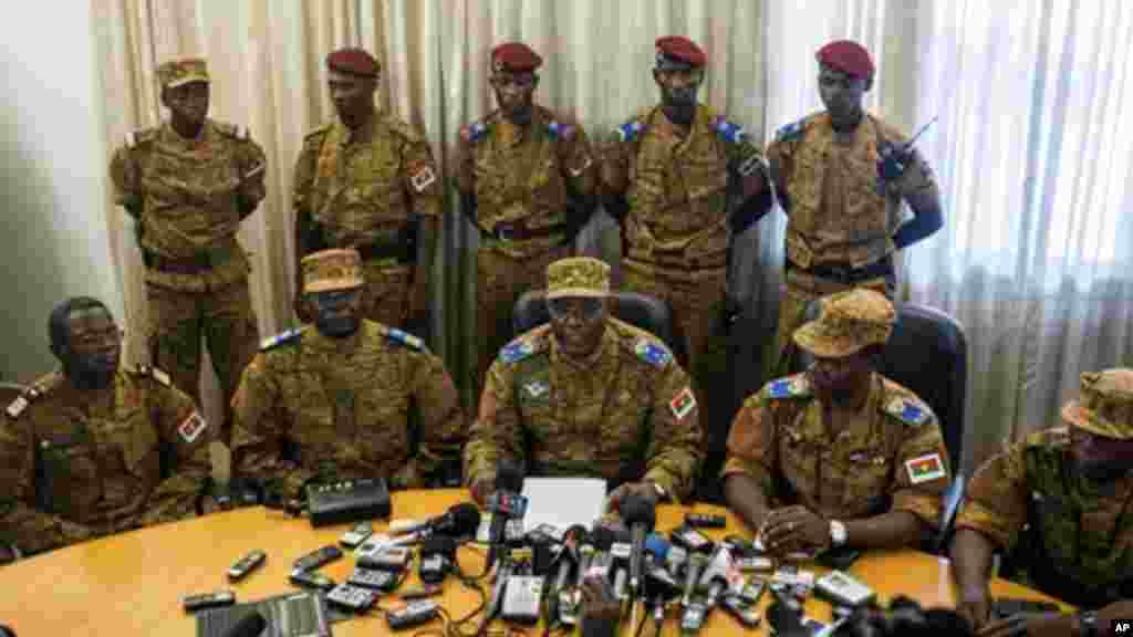 Le général Honoré Traoré Nabere, troisième à gauche à l’avant-plan, qui s’est proclamé chef de l’Etat du Burkina Faso, parle lors d'une conférence de presse tenue à Ouagadougou, au Burkina Faso, le vendredi 31 octobre 2014. Le Président Blaise Compaoré a démissionné vendredi, écarté du pouvoir au Burkina Faso après 27 ans par une vague de manifestations violentes dont le point culminant était le saccage et la mise en feu du parlement. (AP Photo / Theo Renaut)