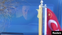 Le président Erdogan part de la cérémonie qui rendait hommage aux victimes du double attentat à Istanbul, le 11 décembre 2016.