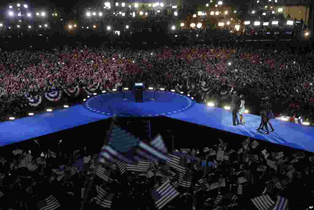 Prezident Barak Obama xanımı Mişel Obama, qızları Malia və Saşa ilə səhnəyə çıxır. 7 noyabr, 2012.