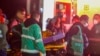 Los paramédicos llevan a una ambulancia a uno de los cuatro hermanos indígenas que estaban desaparecidos después de un accidente aéreo, en la base aérea militar de Bogotá, Colombia, el sábado 10 de junio de 2023. (Foto AP/John Vizcaíno)
