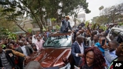 Raila Odinga, leader de l’opposition au milieu d’une en foule en liesse après la décision de la cour suprême à Nairobi, Kenya, 1er septembre 2017.