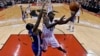 Krilni košarkaš Toronta Paskal Sijakam (43) u duelu sa Drejmondom Grinom u prvoj utakmici finala NBA plej-ofa u Torontu (Foto: Reuters/Kyle Terada-USA TODAY Sports)