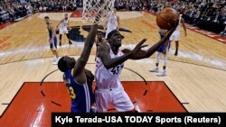  Paskal Sijakam tente de scorer face à Draymond Green lors de la finale NBA, USA, le 30 mai 2019