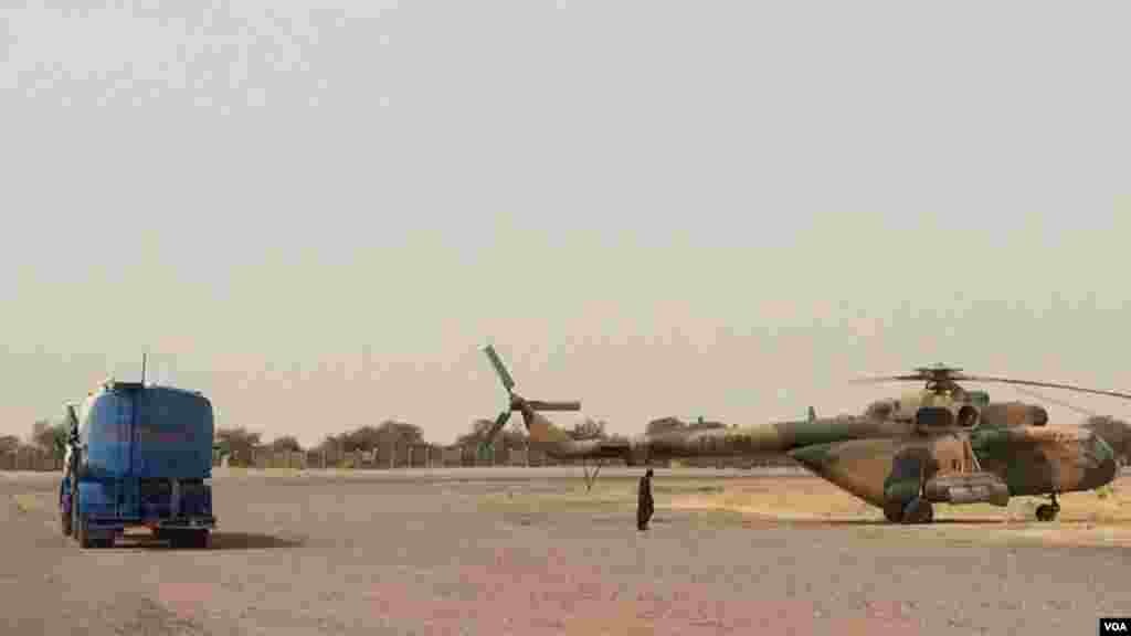 Un véhicule et un hélicoptère apperçus à l'aéroport de Diffa