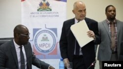 Oxfam International Regional Director for Latin America, Simon Ticehurst, meets with Haiti's Minister of Planning and External Cooperation Aviol Fleurant in Port-au-Prince, Feb. 22, 2018